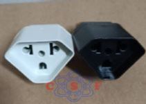 Adaptador Entra 2 Pinos 10 Amperes Sai Femea 10 Amperes com Proteção Aba Branco